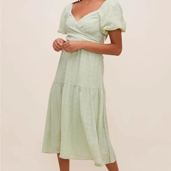 Astr | Dresses | Astr The Label Sonnet Puff Sleeve Midi Dress Size Xs |  Poshmark